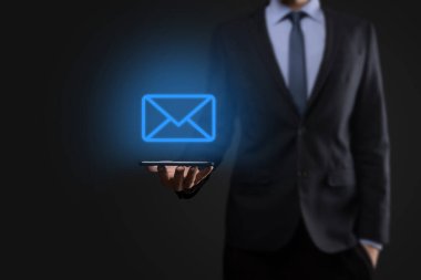 İş adamı elinde e-posta simgesi ile bizimle iletişim kurar ve kişisel bilgilerinizi spam postalarından korur. Müşteri hizmetleri çağrı merkezi bizimle iletişim kurar.