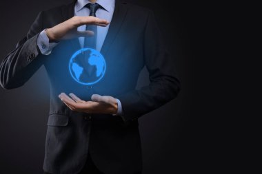 Dünya ikonu dijital küreyi tutan iş adamı.