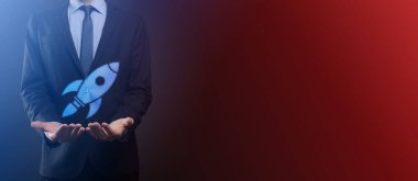 Boş bir iş. Siyah arka planda takım elbiseli bir işadamı ellerini koruyucu bir şekilde tutar. Bakım ve himaye jesti.