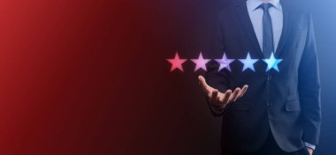 Şirketin reytingini artırmak için beş yıldızlı bir el gösteriyor.Değerlendirme, değerlendirme veya sıralama, değerlendirme ve sınıflandırma konseptini gözden geçirin.