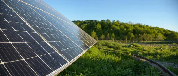 Zonnepaneel Tegen Blauwe Lucht Achtergrond Fotovoltaïsche Alternatieve Elektriciteitsbron Idee Voor — Stockfoto