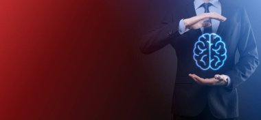 Sanal, yenilikçi gelişim, gelecek teknoloji, bilim, yenilik ve iş kavramı üzerine soyut beyin ve simge araçları, aygıt, müşteri ağı iletişimini elinde tutan işadamı