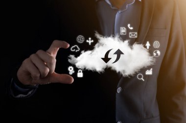 Bulut teknolojisi. Bulut depolama işareti. Karanlıkta yukarı aşağı iki ok. Bulut hesaplama, büyük veri merkezi, gelecekteki altyapı, dijital ai konsepti. Sanal sunucu simgesi.