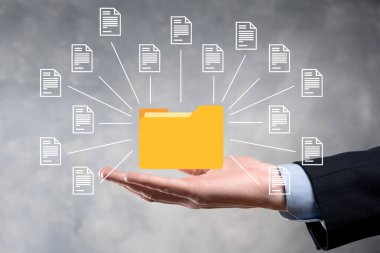 Belge Yönetim Sistemi DMS. İş adamı dizin ve belge simgesini saklar. Şirket dosyaları ve bilgilerini arşivlemek, aramak ve yönetmek için yazılımdır. İnternet Teknoloji Konsepti. Dijital Güvenlik