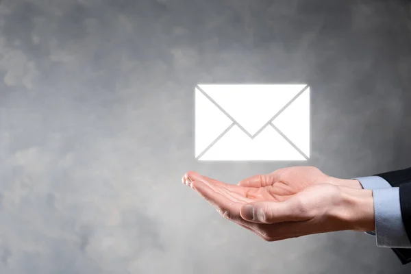 电子邮件和用户图标 符号营销或通讯概念 发送电子邮件 批量邮件 电子邮件和短信营销概念 业务中的直销计划 供邮寄的客户名单 — 图库照片