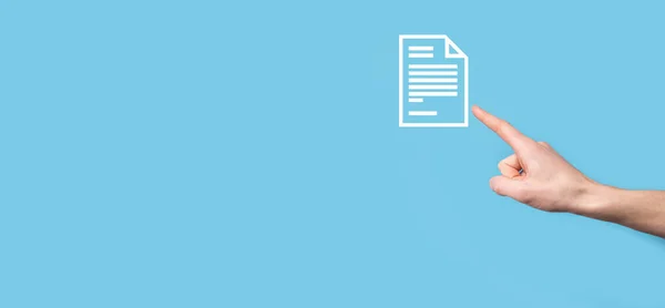 青色の背景に文書アイコンを持つ男性の手 文書管理データシステムビジネスインターネット技術の概念 企業データ管理システム Dms — ストック写真