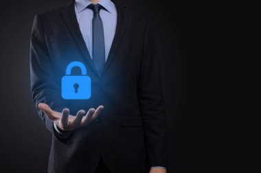 Siber güvenlik ağı. Asma kilit simgesi ve internet teknolojisi ağı. Sanal arayüzde veri kişisel bilgilerini koruyan bir iş adamı. Veri koruma gizlilik kavramı. GDPR. AB.