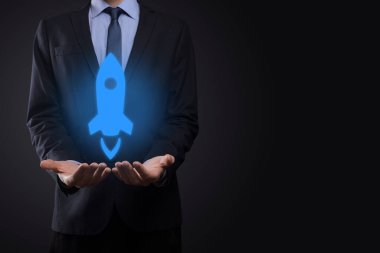 Girişim konsepti, Tablet ve simge roketi tutan İşadamı ekrandan koyu arkaplanda ağ bağlantısı ile fırlıyor ve yükseliyor