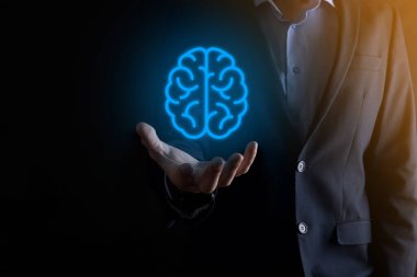 Sanal, yenilikçi gelişim, gelecek teknoloji, bilim, yenilik ve iş kavramı üzerine soyut beyin ve simge araçları, aygıt, müşteri ağı iletişimini elinde tutan işadamı.