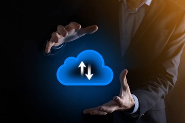 İş adamı bulut simgesini tutar. Bulut hesaplama konsepti - akıllı telefonu buluta bağlar. akıllı telefonlu ağ bilgi teknolojisi uzmanı. Büyük veri kavramı