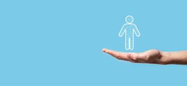 Koyu renk arka planda insan ikonu var. İnsan Kaynakları İnsan Kaynakları, İşe Alma, İşe Alma ve Takım Yapımı ile Teknoloji İşletmeleri ikonu. Örgüt yapısı kavramı.