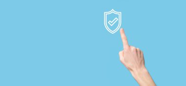 Mavi arka planda işaret simgesi olan bir erkek el koruma kalkanı. Güvenlik ağı güvenlik bilgisayarı ve veri konseptinizi güvene alın