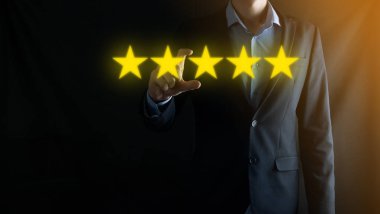 Şirketin reytingini artırmak için beş yıldızlı bir el gösteriyor.Değerlendirme, değerlendirme veya sıralama, değerlendirme ve sınıflandırma konseptini gözden geçirin.