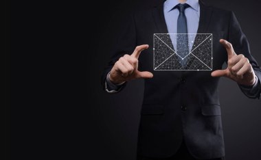 İş adamı elinde e-posta simgesi ile bizimle iletişim kurar ve kişisel bilgilerinizi spam postalarından korur. Müşteri hizmetleri çağrı merkezi bizimle iletişim kurar.