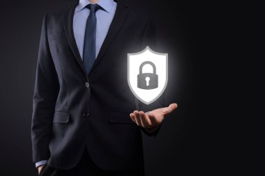 Siber güvenlik ağı. Asma kilit simgesi ve internet teknolojisi ağı. Tablet ve sanal arayüzde veri kişisel bilgilerini koruyan bir iş adamı. Veri koruma gizlilik kavramı. GDPR. AB.