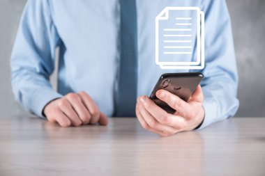 Elinde bir belge ikonu tutuyordu. Belge Yönetimi Veri Sistemi İnternet Teknolojisi Konsepti. Şirket veri yönetim sistemi DMS.