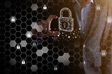 Siber güvenlik ağı. Asma kilit simgesi ve internet teknolojisi ağı. Tablet ve sanal arayüzde veri kişisel bilgilerini koruyan bir iş adamı. Veri koruma gizlilik kavramı. GDPR. AB.