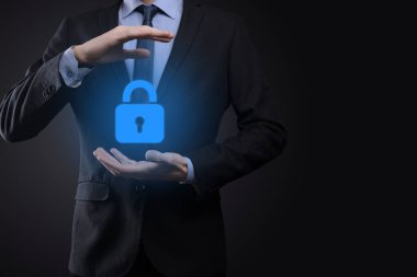 Siber güvenlik ağı. Asma kilit simgesi ve internet teknolojisi ağı. Sanal arayüzde veri kişisel bilgilerini koruyan bir iş adamı. Veri koruma gizlilik kavramı. GDPR. AB.