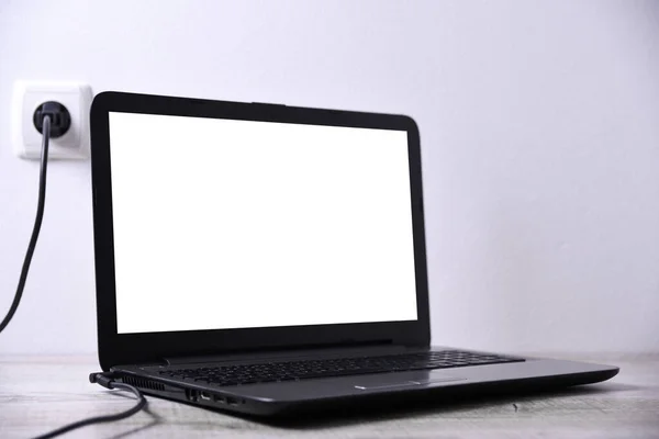 Laptop Komputer Ładuje Się Gniazdka 220 Biurku Przy Ścianie Energia — Zdjęcie stockowe