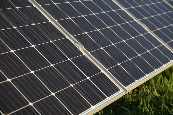 배경에 광전지 자원을 아이디어 에너지 Conept Solar Farm Green Grass — 스톡 사진