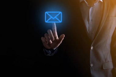 İş adamı elinde e-posta simgesi ile bizimle iletişim kurar ve kişisel bilgilerinizi spam postalarından korur. Müşteri hizmetleri çağrı merkezi bizimle iletişim kurar.