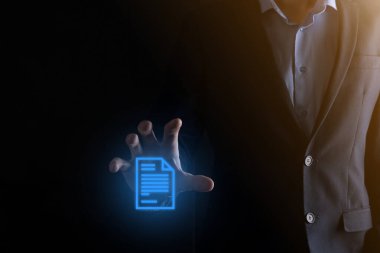 İş adamı elinde bir belge ikonu tutuyor Belge Yönetimi Veri Sistemi İş Dünyası İnternet Teknolojisi Kavramı. Şirket veri yönetim sistemi DMS .