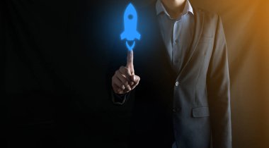 Girişim konsepti, Tablet ve simge roketi tutan İşadamı ekrandan koyu arkaplanda ağ bağlantısı ile fırlıyor ve yükseliyor