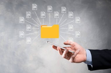 Belge Yönetim Sistemi DMS. İş adamı dizin ve belge simgesini saklar. Şirket dosyaları ve bilgilerini arşivlemek, aramak ve yönetmek için yazılımdır. İnternet Teknoloji Konsepti. Dijital Güvenlik