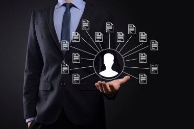 Belge Yönetim Sistemi DMS. İş adamı kullanıcı ve belge simgesini elinde tutar. Şirket dosyaları ve bilgilerini arşivlemek, aramak ve yönetmek için yazılımdır. İnternet Teknoloji Konsepti. Dijital Güvenlik