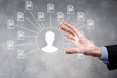 Belge Yönetim Sistemi DMS. İş adamı kullanıcı ve belge simgesini elinde tutar. Şirket dosyaları ve bilgilerini arşivlemek, aramak ve yönetmek için yazılımdır. İnternet Teknoloji Konsepti. Dijital Güvenlik