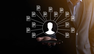 Belge Yönetim Sistemi DMS. İş adamı kullanıcı ve belge simgesini elinde tutar. Şirket dosyaları ve bilgilerini arşivlemek, aramak ve yönetmek için yazılımdır. İnternet Teknoloji Konsepti. Dijital Güvenlik