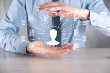 Belge Yönetim Sistemi DMS. İş adamı kullanıcı ve belge simgesini elinde tutar. Şirket dosyaları ve bilgilerini arşivlemek, aramak ve yönetmek için yazılımdır. İnternet Teknoloji Konsepti. Dijital Güvenlik