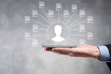 Belge Yönetim Sistemi DMS. İş adamı kullanıcı ve belge simgesini elinde tutar. Şirket dosyaları ve bilgilerini arşivlemek, aramak ve yönetmek için yazılımdır. İnternet Teknoloji Konsepti. Dijital Güvenlik