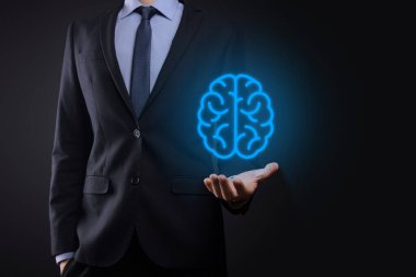 Sanal, yenilikçi gelişim, gelecek teknoloji, bilim, yenilik ve iş kavramı üzerine soyut beyin ve simge araçları, aygıt, müşteri ağı iletişimini elinde tutan işadamı.