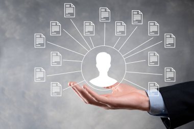 Belge Yönetim Sistemi DMS. İş adamı kullanıcı ve belge simgesini elinde tutar. Şirket dosyaları ve bilgilerini arşivlemek, aramak ve yönetmek için yazılımdır. İnternet Teknoloji Konsepti. Dijital Güvenlik