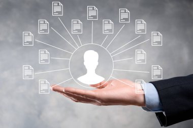 Belge Yönetim Sistemi DMS. İş adamı kullanıcı ve belge simgesini elinde tutar. Şirket dosyaları ve bilgilerini arşivlemek, aramak ve yönetmek için yazılımdır. İnternet Teknoloji Konsepti. Dijital Güvenlik