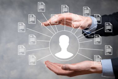 Belge Yönetim Sistemi DMS. İş adamı kullanıcı ve belge simgesini elinde tutar. Şirket dosyaları ve bilgilerini arşivlemek, aramak ve yönetmek için yazılımdır. İnternet Teknoloji Konsepti. Dijital Güvenlik