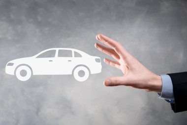 Araba ikonu tutan adamın dijital bileşimi. Araba sigortası ve araba servisi konsepti. Bir jest ve araba ikonu sunan bir iş adamı.