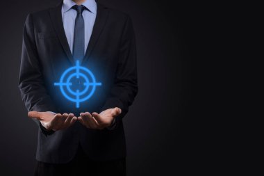 Hedefleme konsepti iş adamının elinde hedef tahtası çizimi. Hedef ve yatırım hedefi kavramı