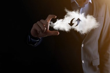 Bulut teknolojisi. Karanlıkta yukarı aşağı iki ok olan çokgen kablo depolama işareti. Bulut hesaplama, büyük veri merkezi, gelecekteki altyapı, dijital ai konsepti. Sanal sunucu simgesi.