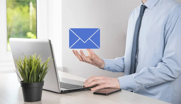 Üzletember Kézfogás Mail Ikon Lépjen Kapcsolatba Velünk Hírlevél Mailben Védi — Stock Fotó