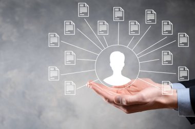 Belge Yönetim Sistemi DMS. İş adamı kullanıcı ve belge simgesini elinde tutar. Şirket dosyaları ve bilgilerini arşivlemek, aramak ve yönetmek için yazılımdır. İnternet Teknoloji Konsepti. Dijital Güvenlik