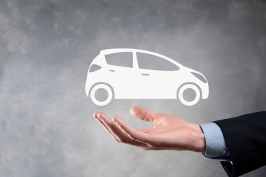 Araba ikonu tutan adamın dijital bileşimi. Araba sigortası ve araba servisi konsepti. Bir jest ve araba ikonu sunan bir iş adamı.