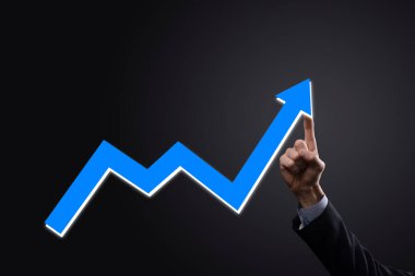 İş adamı artan ekran grafiği, pozitif büyüme ikonu okları üzerinde duruyor. Yaratıcı iş grafiğine yükselen oklarla işaret ediyor. Finansal, ticari büyüme kavramı.