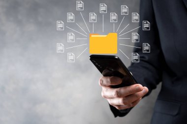 Belge Yönetim Sistemi DMS. İş adamı dizin ve belge simgesini saklar. Şirket dosyaları ve bilgilerini arşivlemek, aramak ve yönetmek için yazılımdır. İnternet Teknoloji Konsepti. Dijital Güvenlik