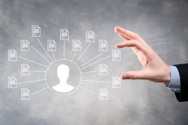 Belge Yönetim Sistemi DMS. İş adamı kullanıcı ve belge simgesini elinde tutar. Şirket dosyaları ve bilgilerini arşivlemek, aramak ve yönetmek için yazılımdır. İnternet Teknoloji Konsepti. Dijital Güvenlik