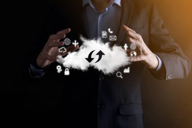 Bulut teknolojisi. Bulut depolama işareti. Karanlıkta yukarı aşağı iki ok. Bulut hesaplama, büyük veri merkezi, gelecekteki altyapı, dijital ai konsepti. Sanal sunucu simgesi.