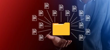 Belge Yönetim Sistemi DMS. İş adamı dizin ve belge simgesini saklar. Şirket dosyaları ve bilgilerini arşivlemek, aramak ve yönetmek için yazılımdır. İnternet Teknoloji Konsepti. Dijital Güvenlik