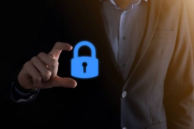 Siber güvenlik ağı. Asma kilit simgesi ve internet teknolojisi ağı. Tablet ve sanal arayüzde veri kişisel bilgilerini koruyan bir iş adamı. Veri koruma gizlilik kavramı. GDPR. AB.
