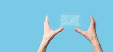 Erkek el ele tutuşan mektup simgesi, e- posta simgeleri. Haber bülteni e- postası ile bizimle iletişime geçin ve kişisel bilgilerinizi spam postasından koruyun. Müşteri hizmetleri çağrı merkezi bizimle bağlantı kurar. E- posta pazarlama ve haber bülteni.